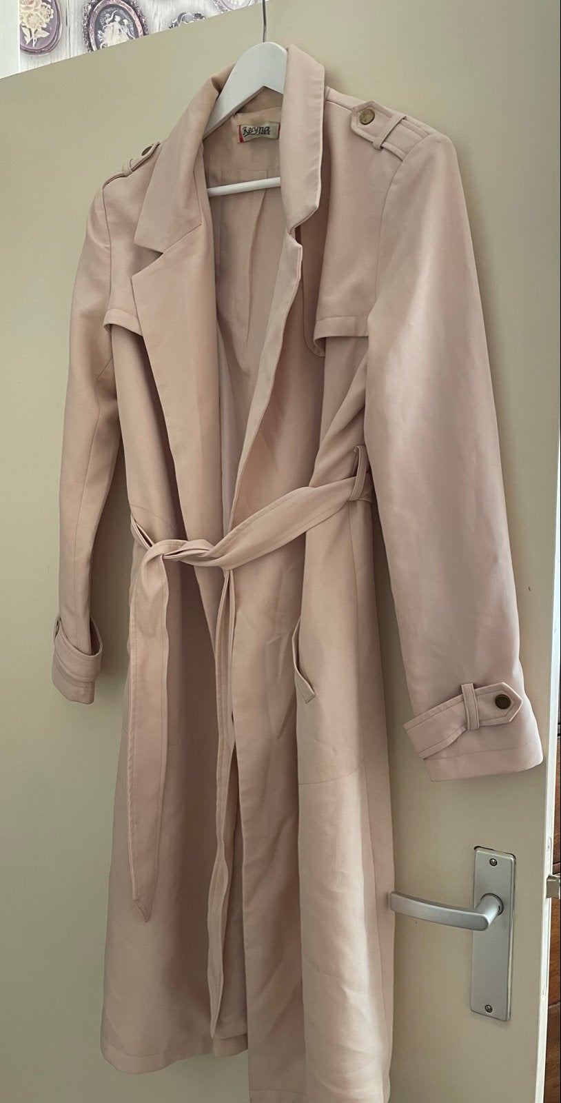 Kevyna Paris Roze Trenchcoat Maat L, Ophalen of Verzenden, Gedragen, Maat 42/44 (L), Roze