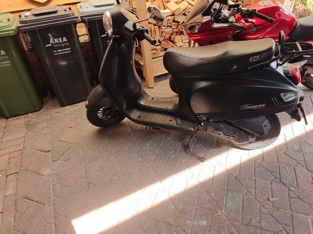 GTS Toscana Scooter Geel Kenteken - Zwart, Fietsen en Brommers, Snorfietsen en Snorscooters, Ophalen, Gebruikt, Benzine, Overige merken