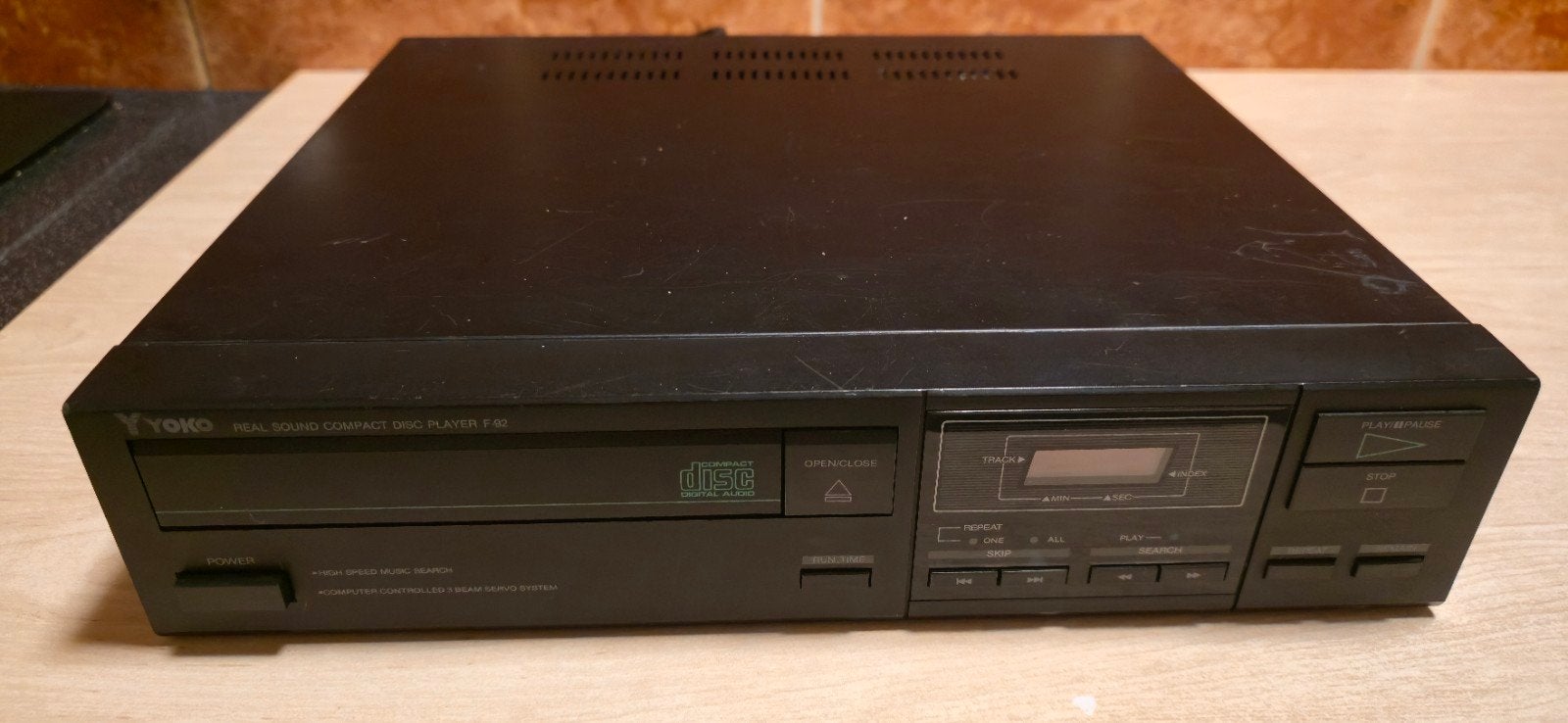 Yoko  CD F-92 Real Sound Compact Disc Player speeld prima af, Ophalen of Verzenden, Refurbished, Overige merken