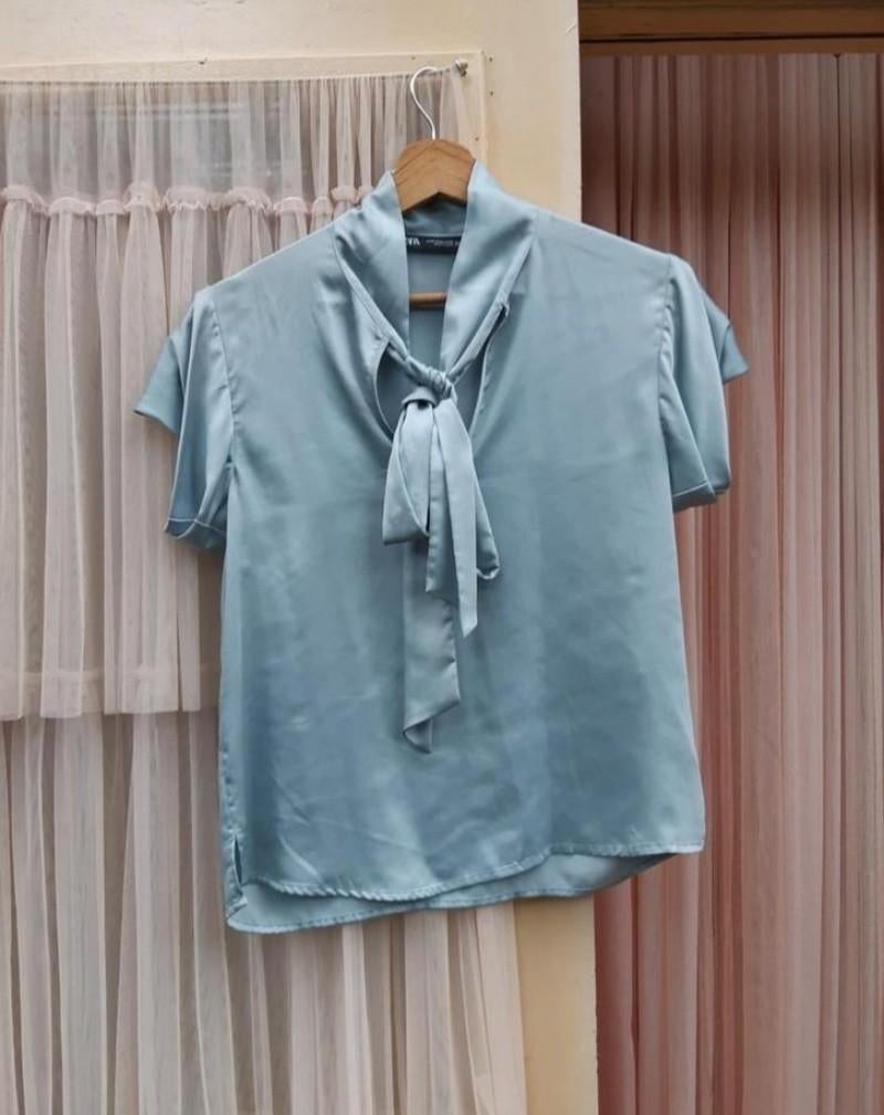 Zara nwe lichtblauw/turquoise blouse top satijn pussybow S M, Blauw, Zara, Nieuw, Ophalen of Verzenden