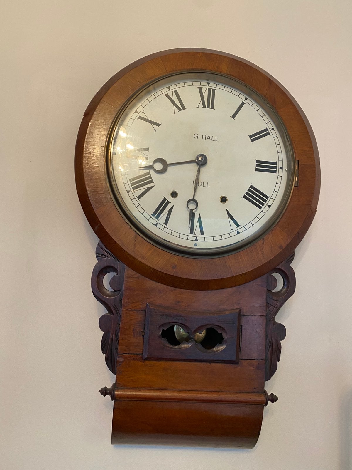 Klassieke houten wandklok, Ophalen