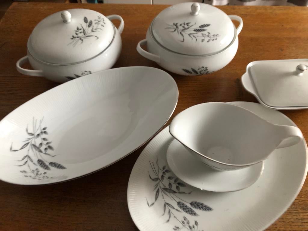 Uitgebreid servies met korenaar motief, Gebruikt, Ophalen of Verzenden, Overige stijlen, Porselein