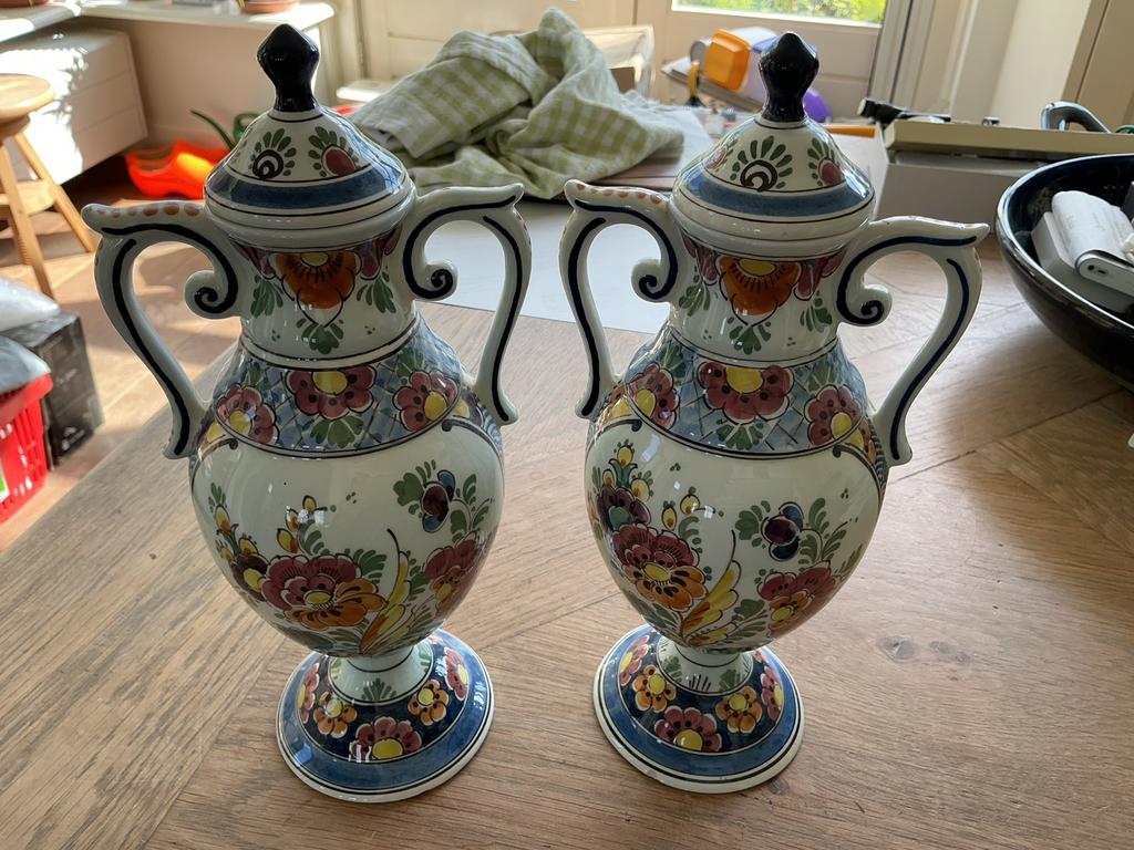 2 Delft polychrome vazen, 20 cm hoog, Antiek en Kunst, Ophalen