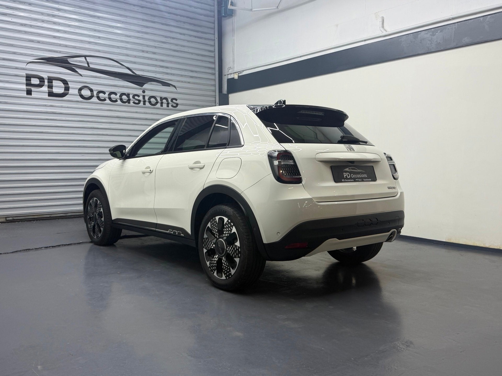 Fiat 600 1.2 Hybrid 145PK la Prima - Wit leer - Elek. Achter, Auto's, 145 pk, Gebruikt, 1199 cc, Wit