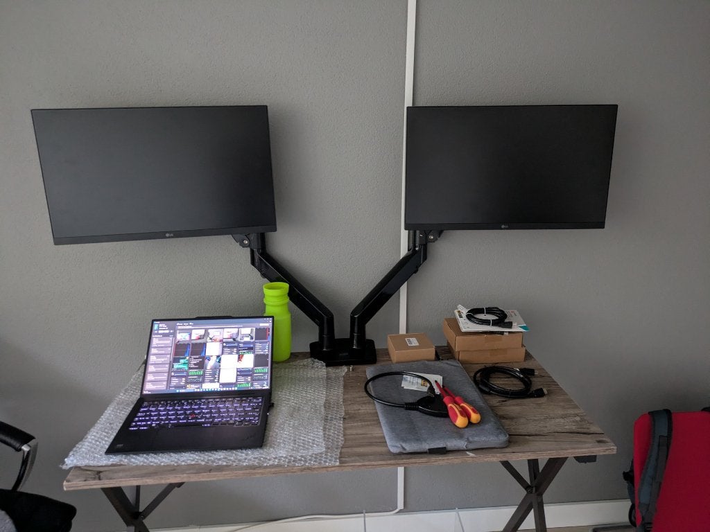 2x LG24GN600 Gaming Monitoren met Dual Monitor Arm, Computers en Software, IPS, In hoogte verstelbaar, Full HD, Zo goed als nieuw