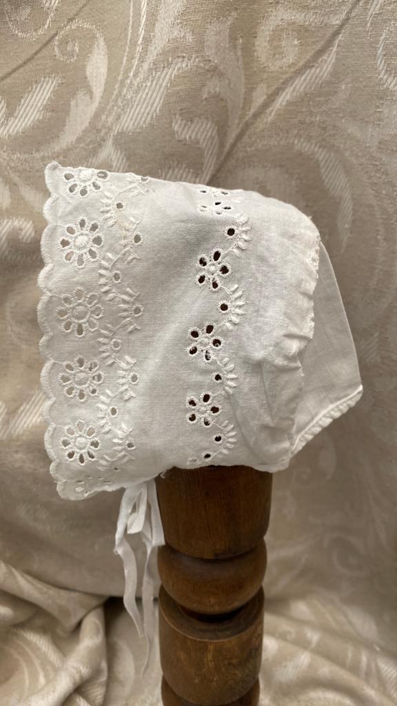 Schattig amtiek broderie poppenmutsje, wit, Antiek en Kunst, Ophalen of Verzenden