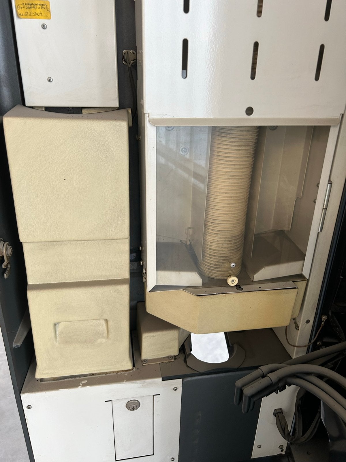 Foto 8 van Grote Etna koffiemachine met sleutels en geldbakje