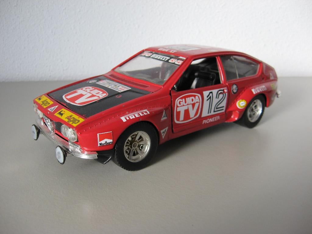 Alfa Romeo Alfetta GTV Corsa, Hobby en Vrije tijd, Modelauto's | 1:24, Ophalen of Verzenden, Zo goed als nieuw, Auto, Bburago