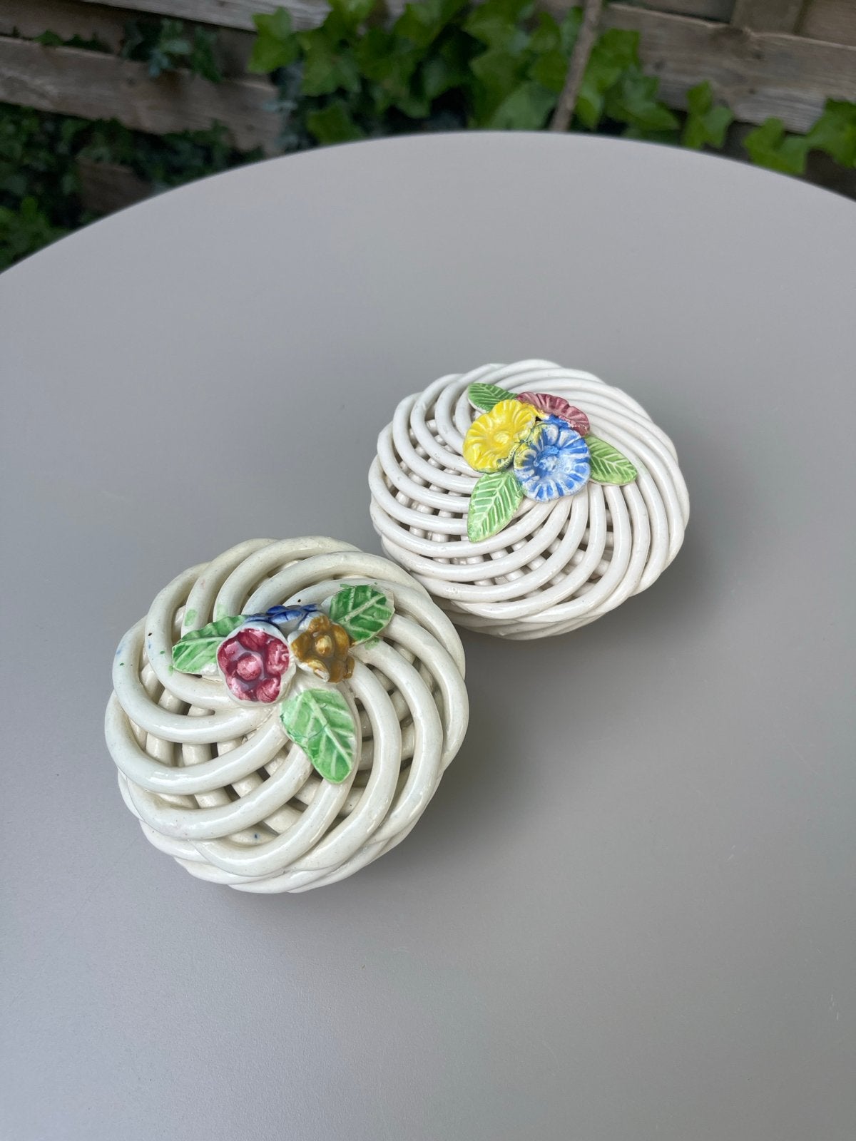 Vintage Italiaanse faience schaaltjes met bloemdecoratie, Antiek en Kunst, Antiek | Schalen, Ophalen of Verzenden