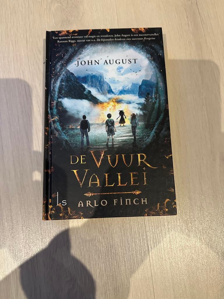 John August - De Vuurvallei, Ophalen of Verzenden, Zo goed als nieuw, John August