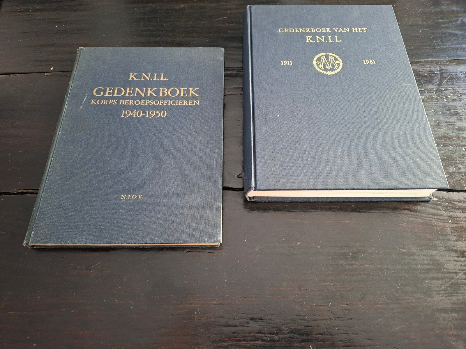 knil gedenkboek beroepsofficieren, Verzamelen, Militaria | Algemeen, Ophalen of Verzenden, Landmacht, Nederland, Embleem of Badge