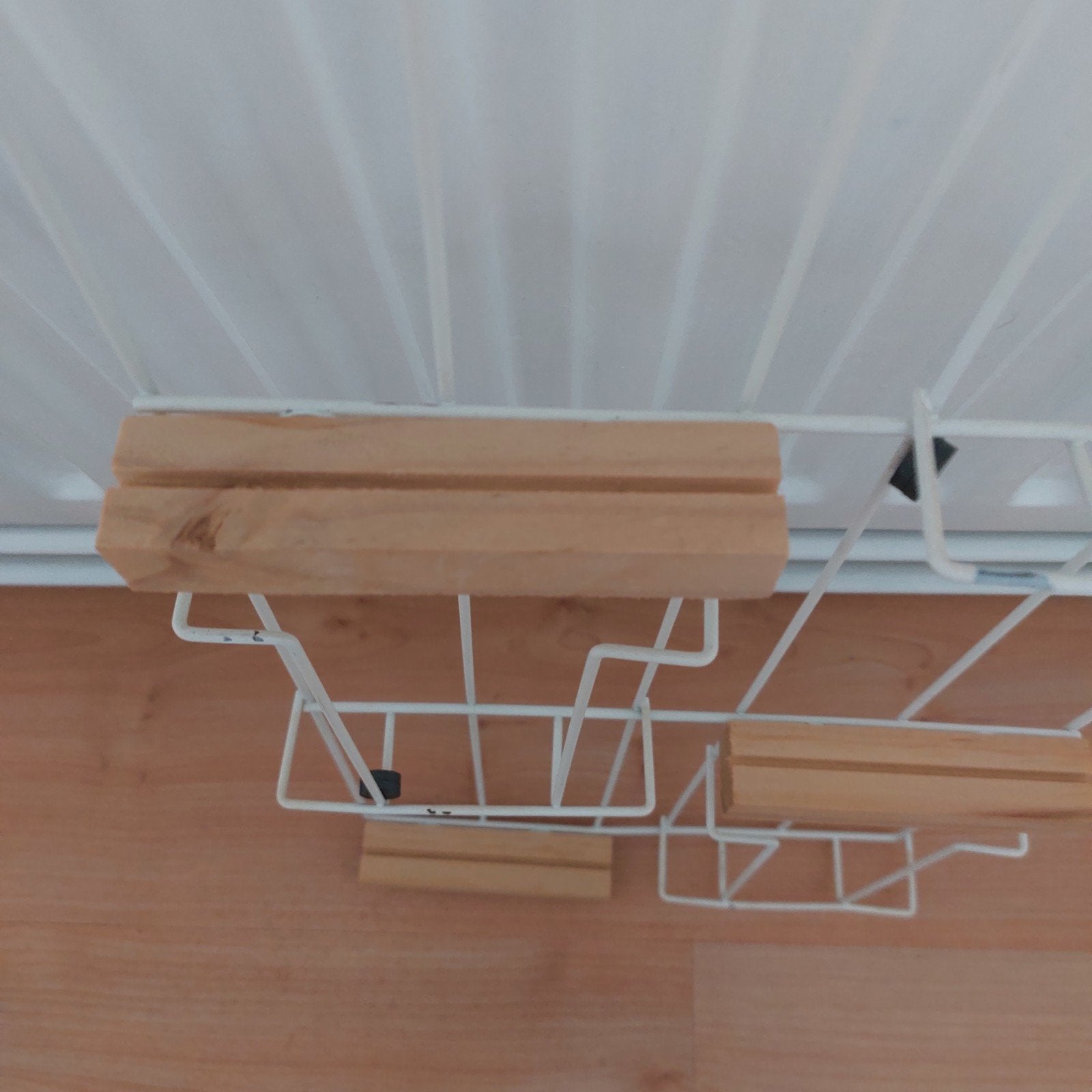 4x Witte metalen wandrekken met houten planken, Ophalen, Gebruikt