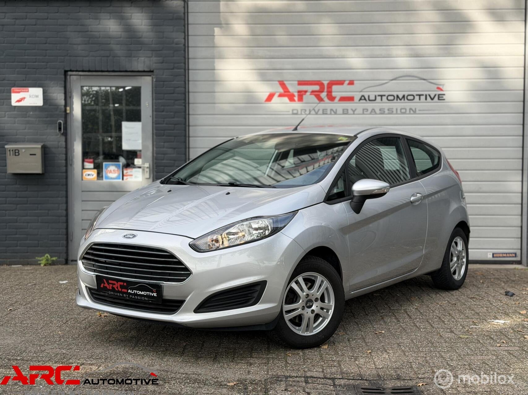 Ford Fiesta 1.25 Trend 3D Airco/Stoelverwarming/Nieuwe APK!, Euro 5, Stof, Gebruikt, 4 cilinders