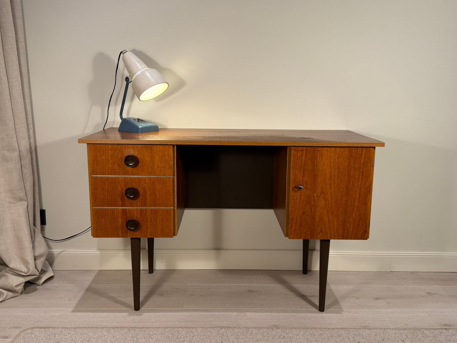 Vintage Teakhouten Bureau – Jaren 60 Mid-Century Design, Huis en Inrichting, Ophalen of Verzenden, Zo goed als nieuw, Bruin, Hout