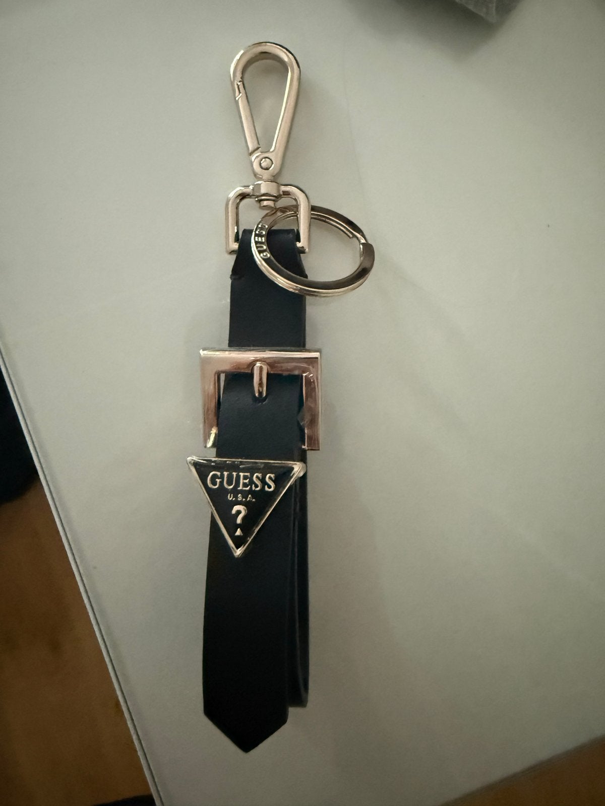 Guess Sleutelhanger Zwart met Goudkleurige Details, Verzamelen, Sleutelhangers, Ophalen of Verzenden, Nieuw, Merk