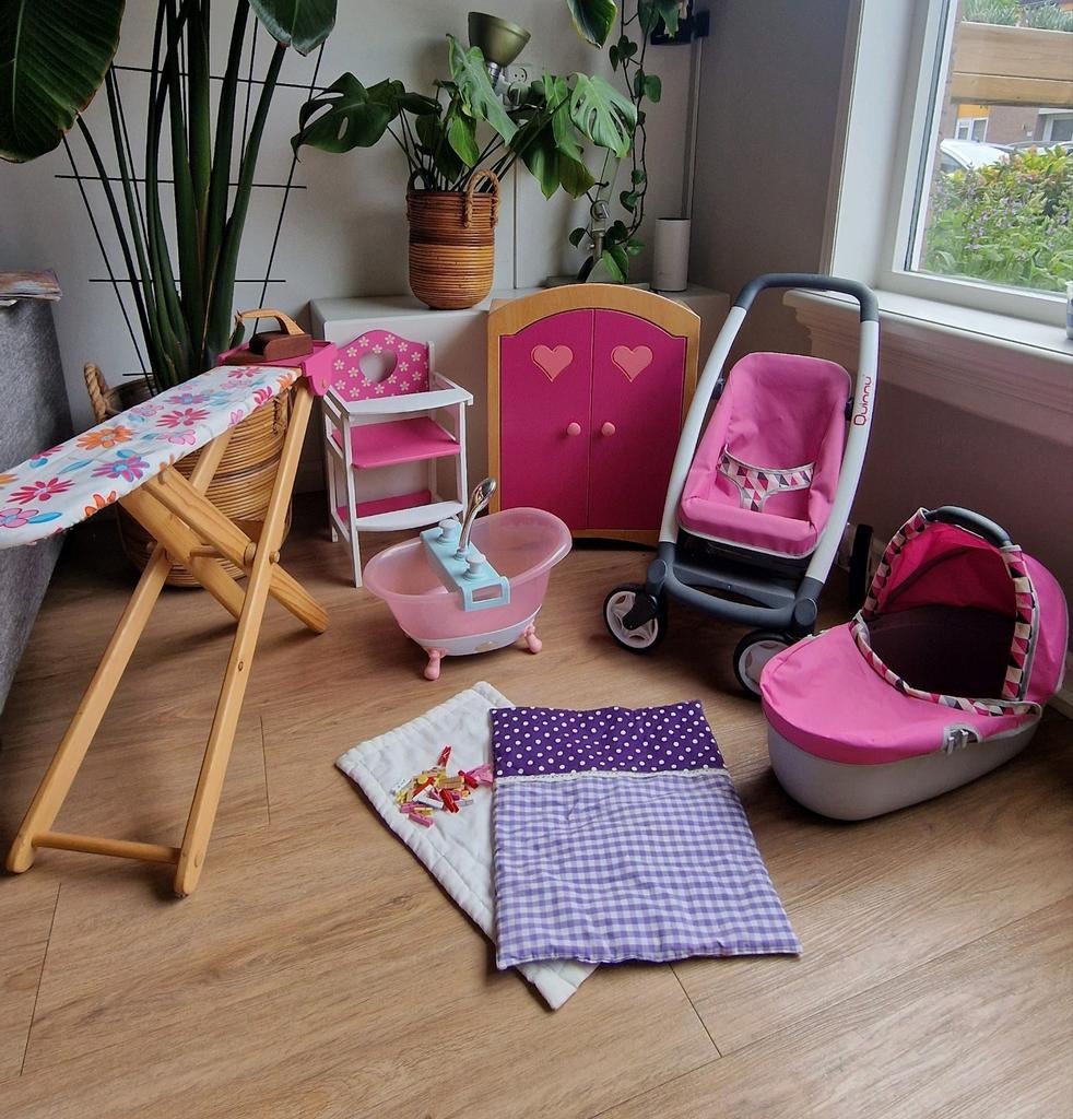 Poppenhoek: van Dijk kast, Quinny, Baby Born, Houten Meubels, Ophalen, Meisje