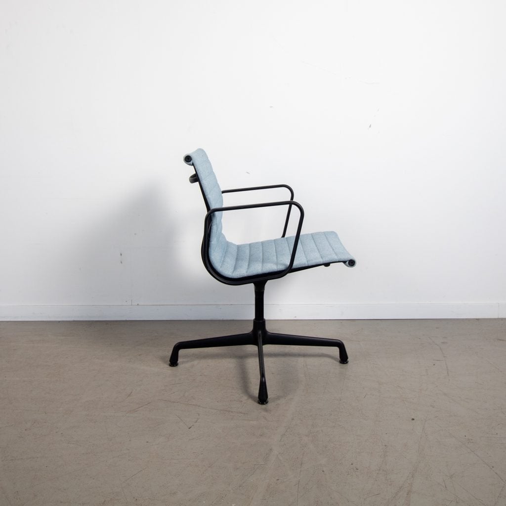 Vitra Eames EA 108 Stoel Lichtblauw Hopsak - Zwart, Niet ingevuld, Nieuw, Niet ingevuld, Niet ingevuld