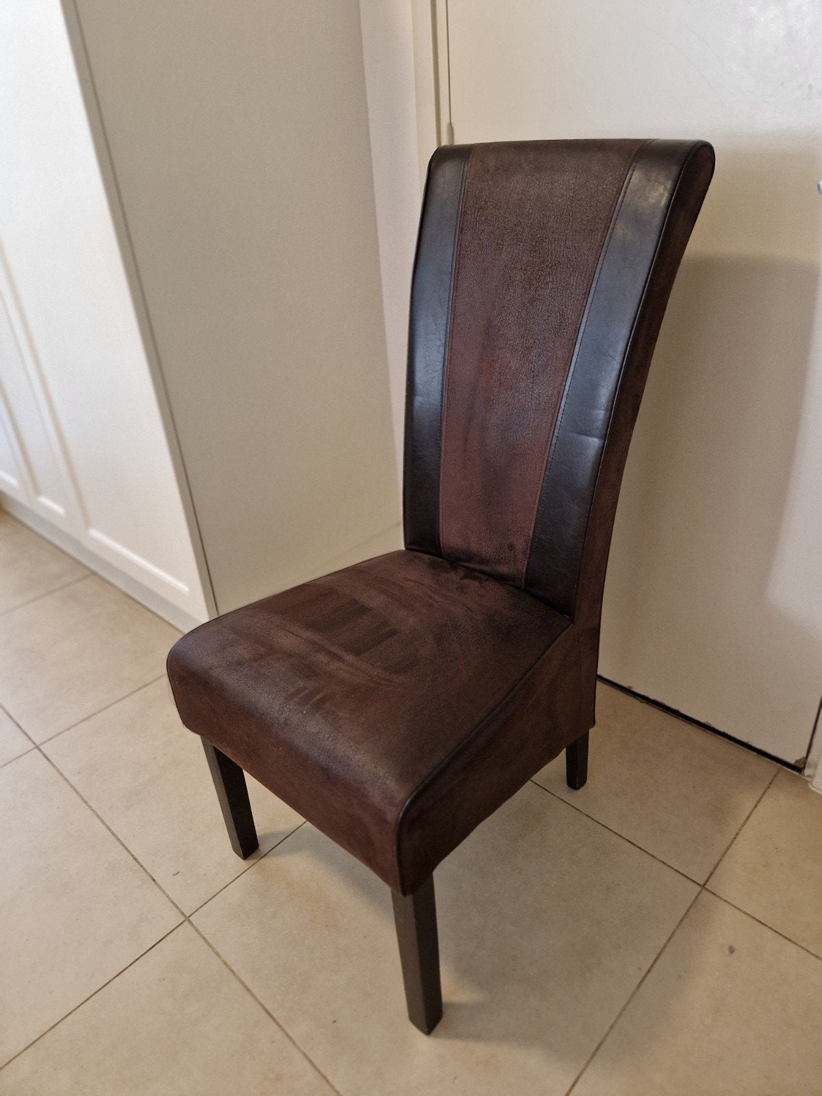 6 bruine, leren stoelen, 4 goed, 2 licht beschadigd, Huis en Inrichting, Stoelen, Ophalen, Gebruikt, Bruin, Modern
