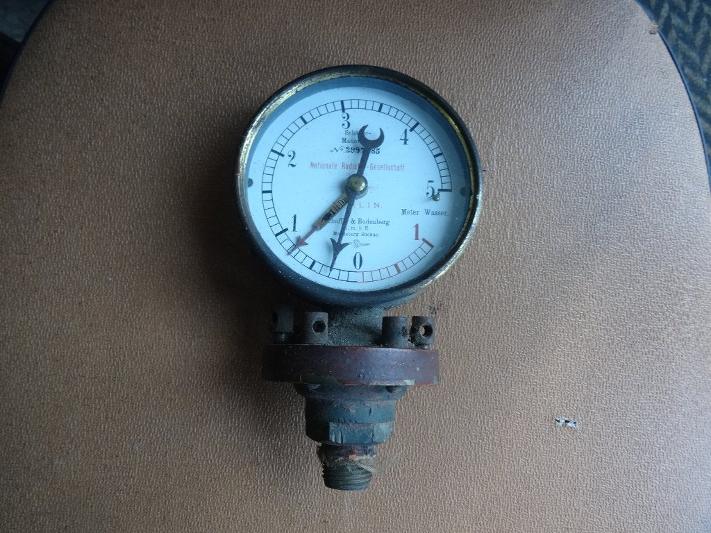 Antieke oude manometer met onderflens, Ophalen