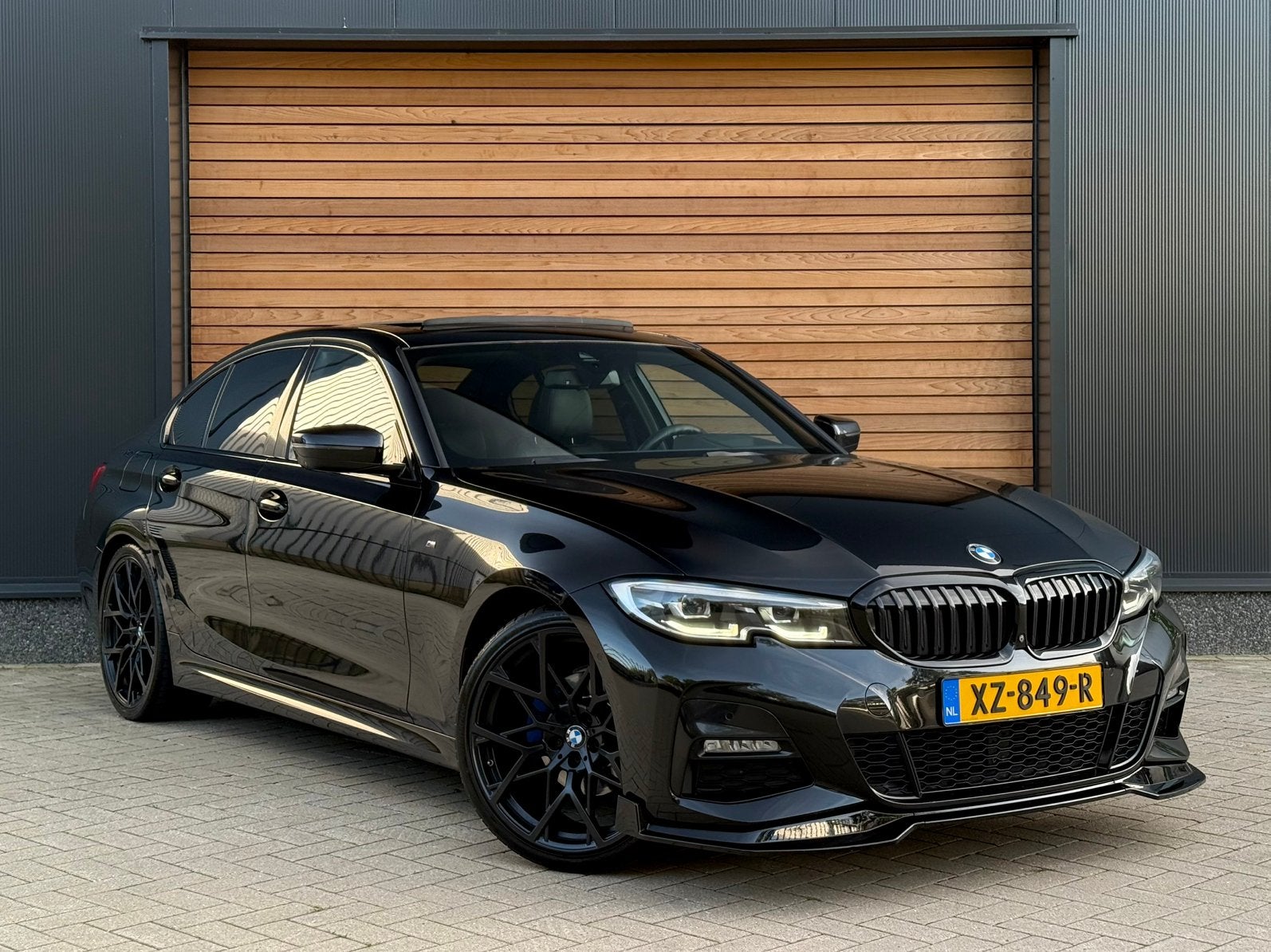 BMW 320i High Executive PANO|HEAD-UP|360CAM|20INCH|HiFi, 1998 cc, Achterwielaandrijving, Zwart, 4 cilinders