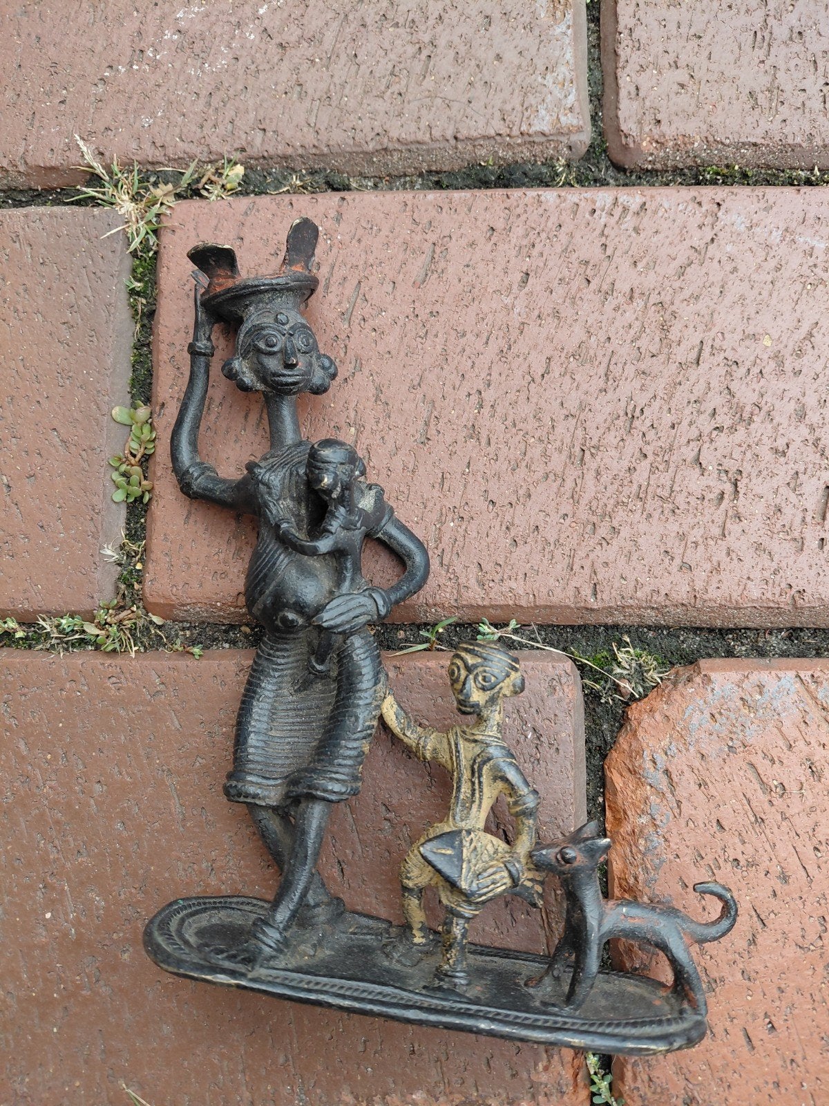 Vintage Afrikaans Bronzen Beeld: Vrouw, Kind, Man en Hond, Groep mensen, Handgemaakt, Ophalen of Verzenden, Brons