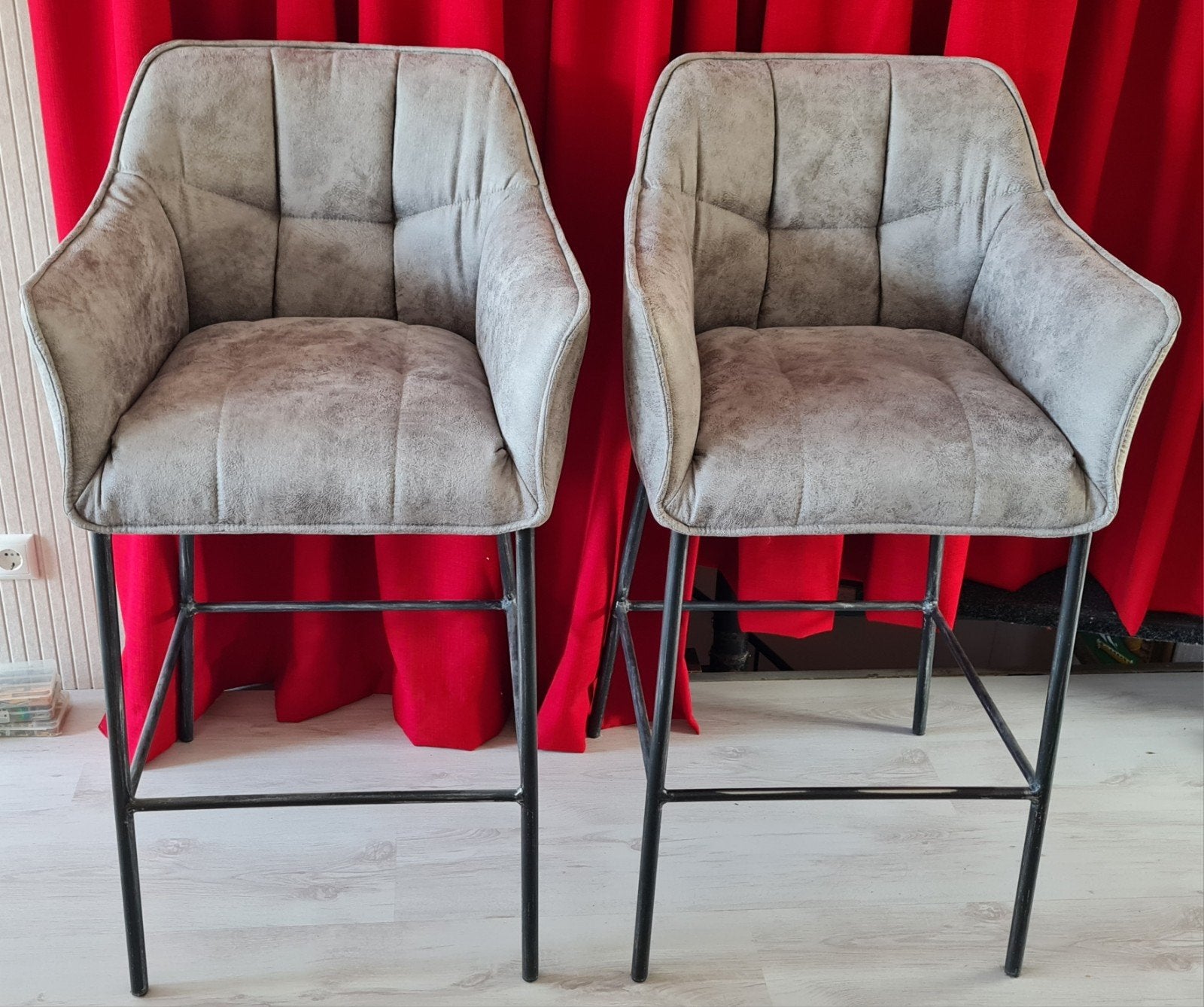 Barstoelen, 2 krukken, Ophalen, Zo goed als nieuw