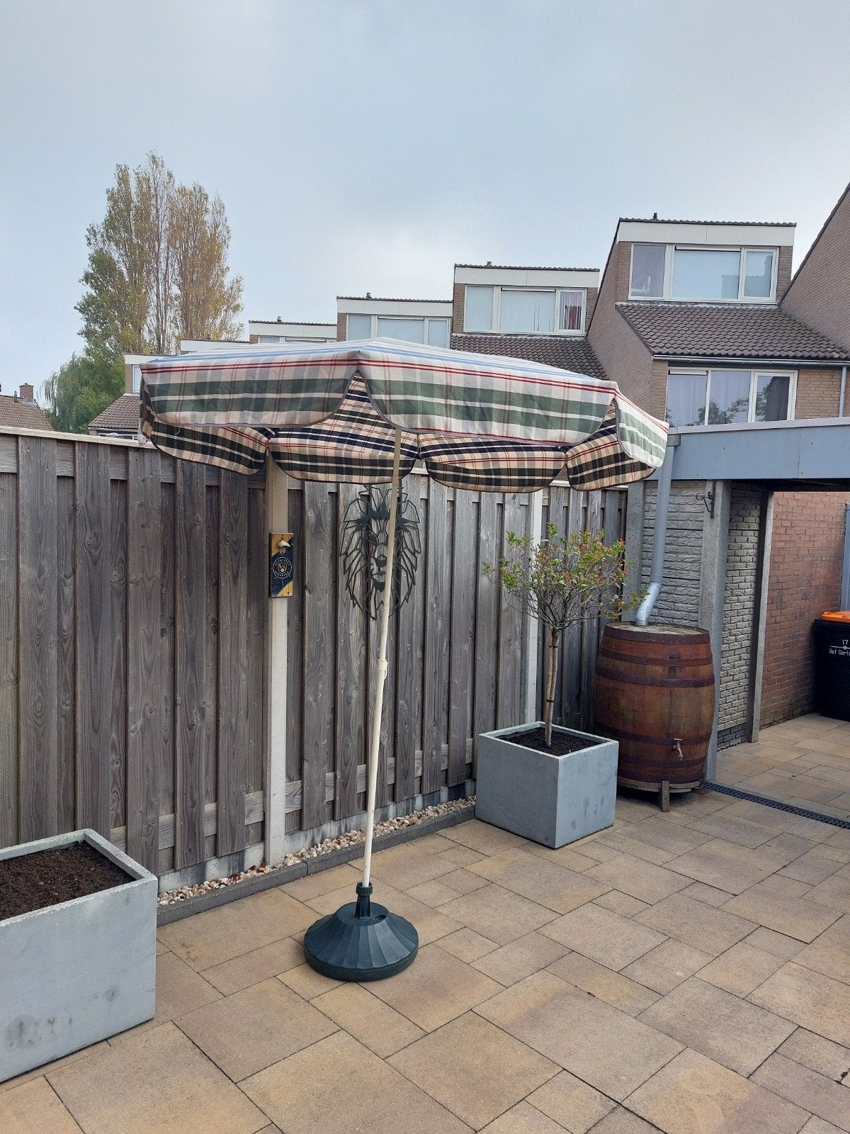 Gezellige geruite parasol met voet, Tuin en Terras, Ophalen, Gebruikt, 2 tot 3 meter, Stokparasol