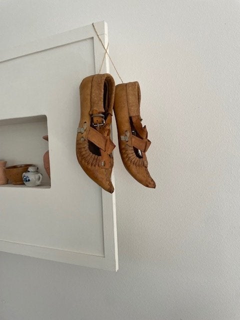 Oude handgemaakte leren moccasins. Oostblok boerenschoen., Antiek en Kunst, Ophalen