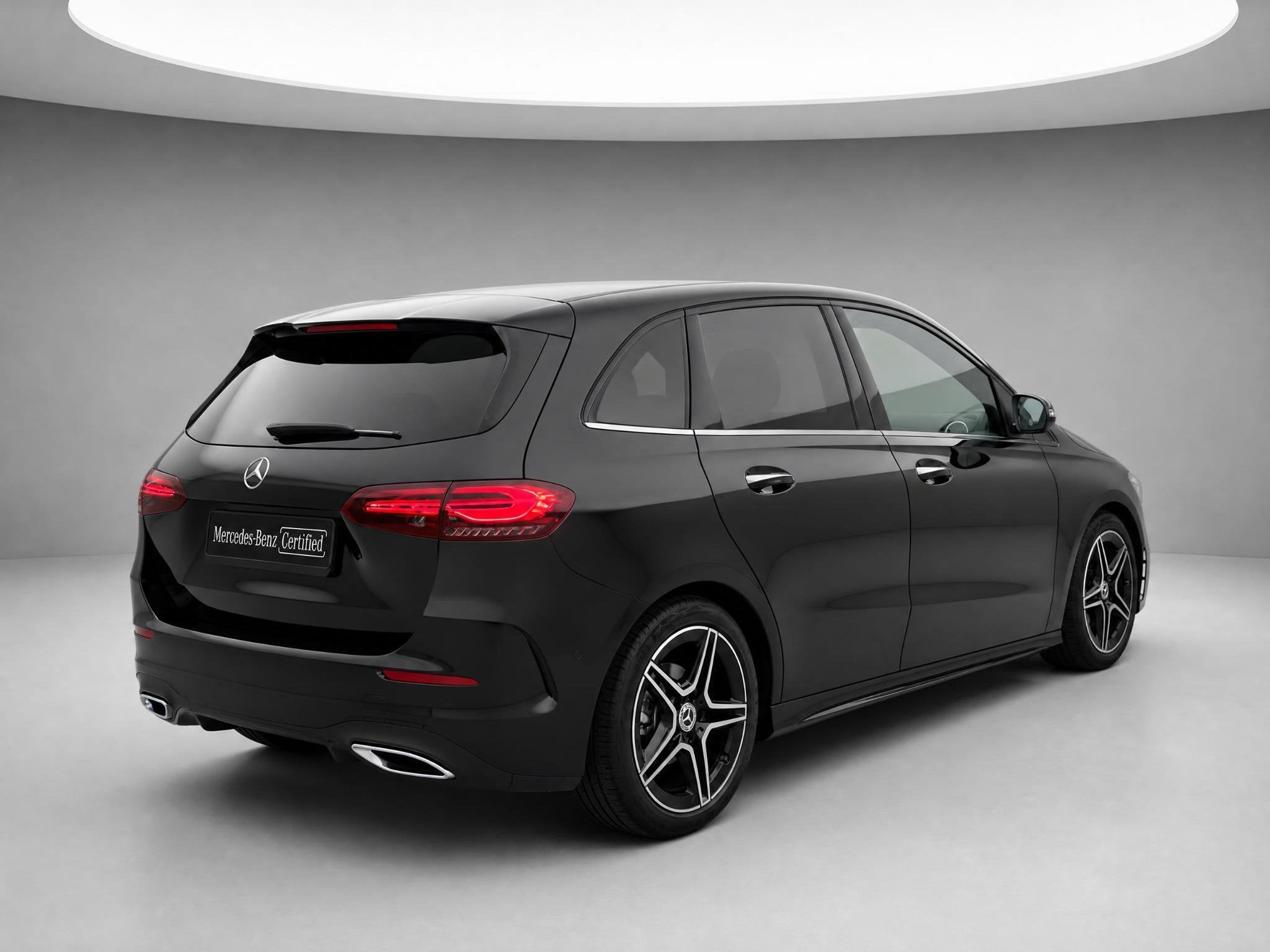 Mercedes-Benz B-klasse 180 Business Solution AMG | Trekhaak, Auto's, 745 kg, Gebruikt, 4 cilinders, Zwart