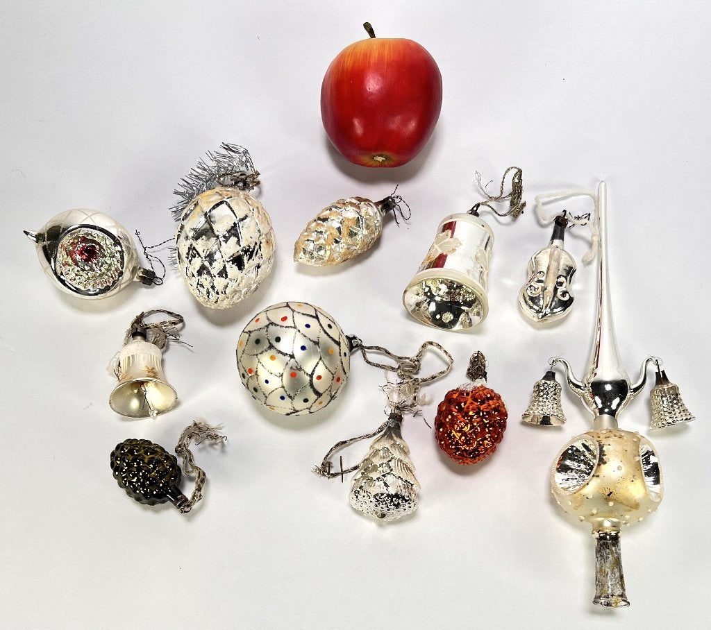 258. Glazen kerstversiering en slingers, ca. 1950–1970, Ophalen