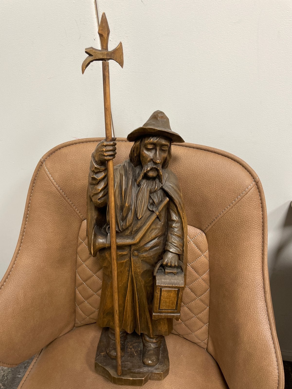 Houten beeld van een pelgrim met staf en lantaarn, Handgemaakt, Beeld, Hout, Bruin