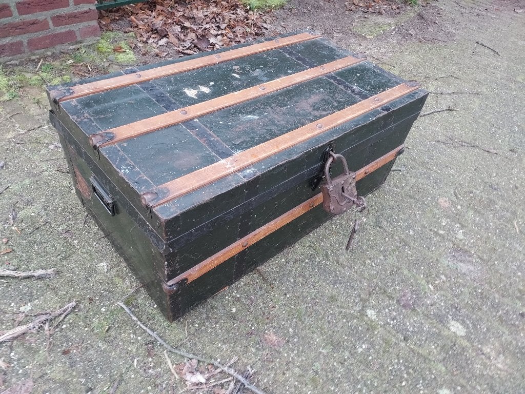 Antieke hutkoffer donkergroen met platte deksel en hangslot., Antiek en Kunst, Ophalen