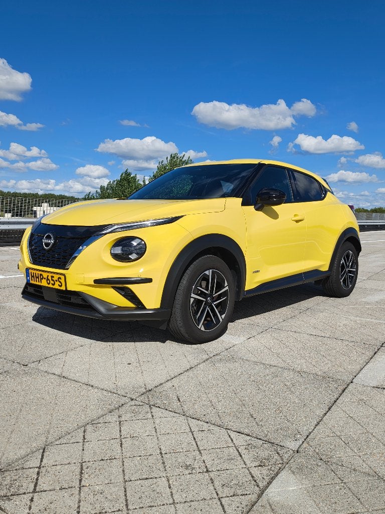 Nissan Juke 1.6 Hybrid N-Connecta143pk,Geel,Keramisch Gecoat, 4 cilinders, 93 pk, SUV of Terreinwagen, 1598 cc