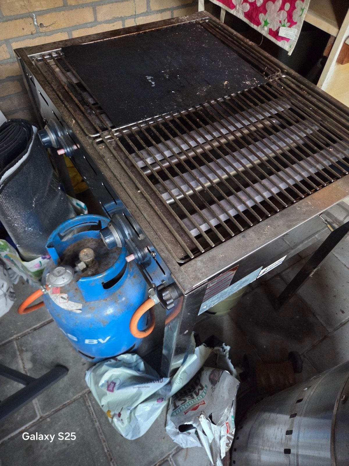 Grote slagers/gasbarbecue met grillplaat en rooster
