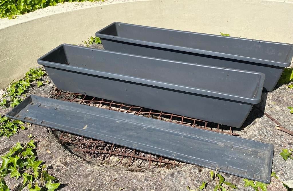 2 bloembakken / balkonbakken en 1 onderzetter, Tuin en Terras, Bloembakken en Plantenbakken, Kunststof, Minder dan 30 cm, Ophalen of Verzenden