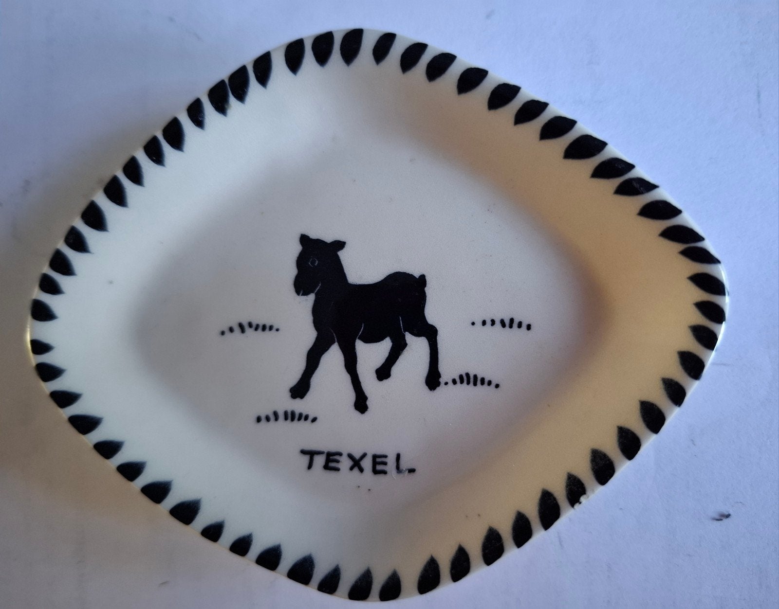 Texel, klein schaaltje met een lammetje. € 5,--, Ophalen of Verzenden