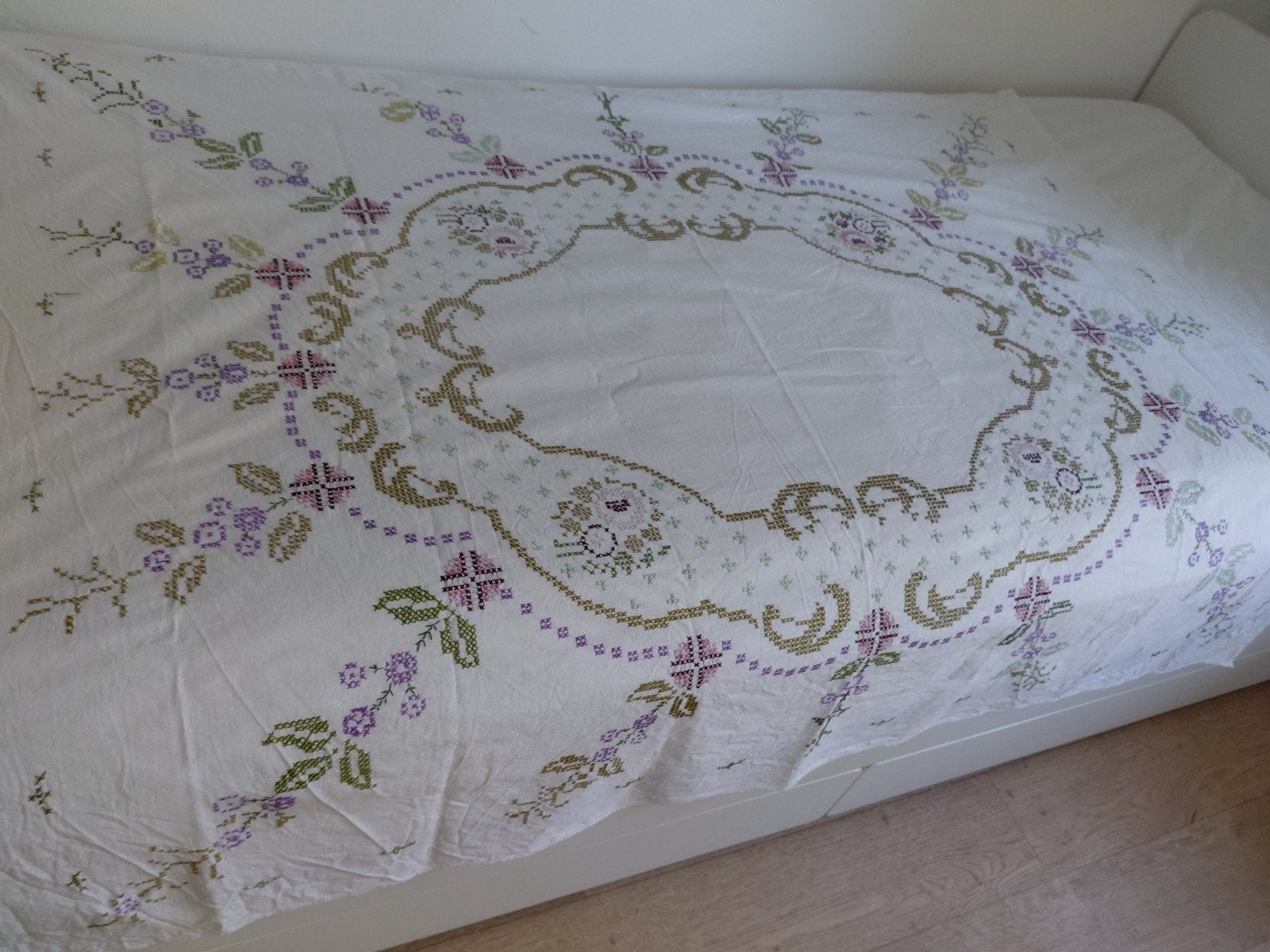 Vintage/ nostalgisch. geborduurd tafelkleed met bloemmotief, 152 cm, 122 cm, Nieuw, Ophalen of Verzenden
