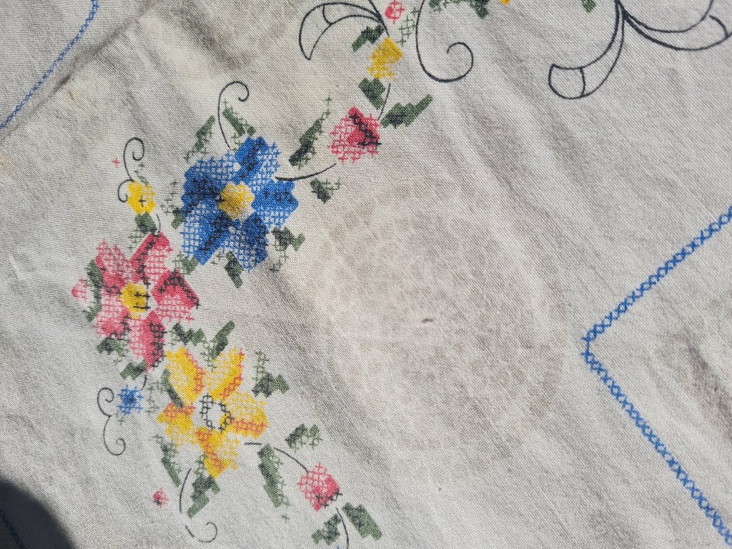 Vintage tafelkleedje, bedrukt maar lijkt geborduurd, Heikant 21 Kaatsheuvel, Katoen, Meerkleurig, Tafelkleed of Tafelzeil