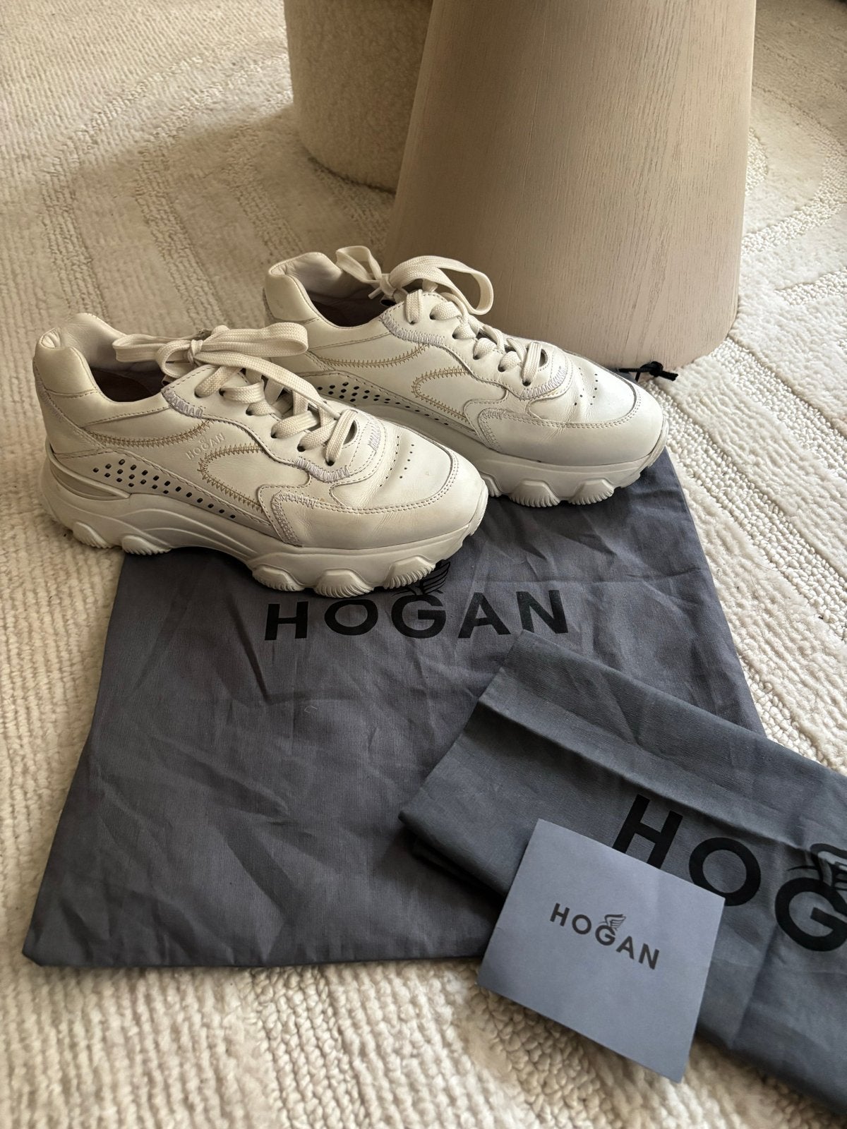 Hogan sneakers wit maat 37 zgan inclusief dustbag, Kleding | Dames, Schoenen, Ophalen of Verzenden, Zo goed als nieuw, Wit, Sneakers of Gympen