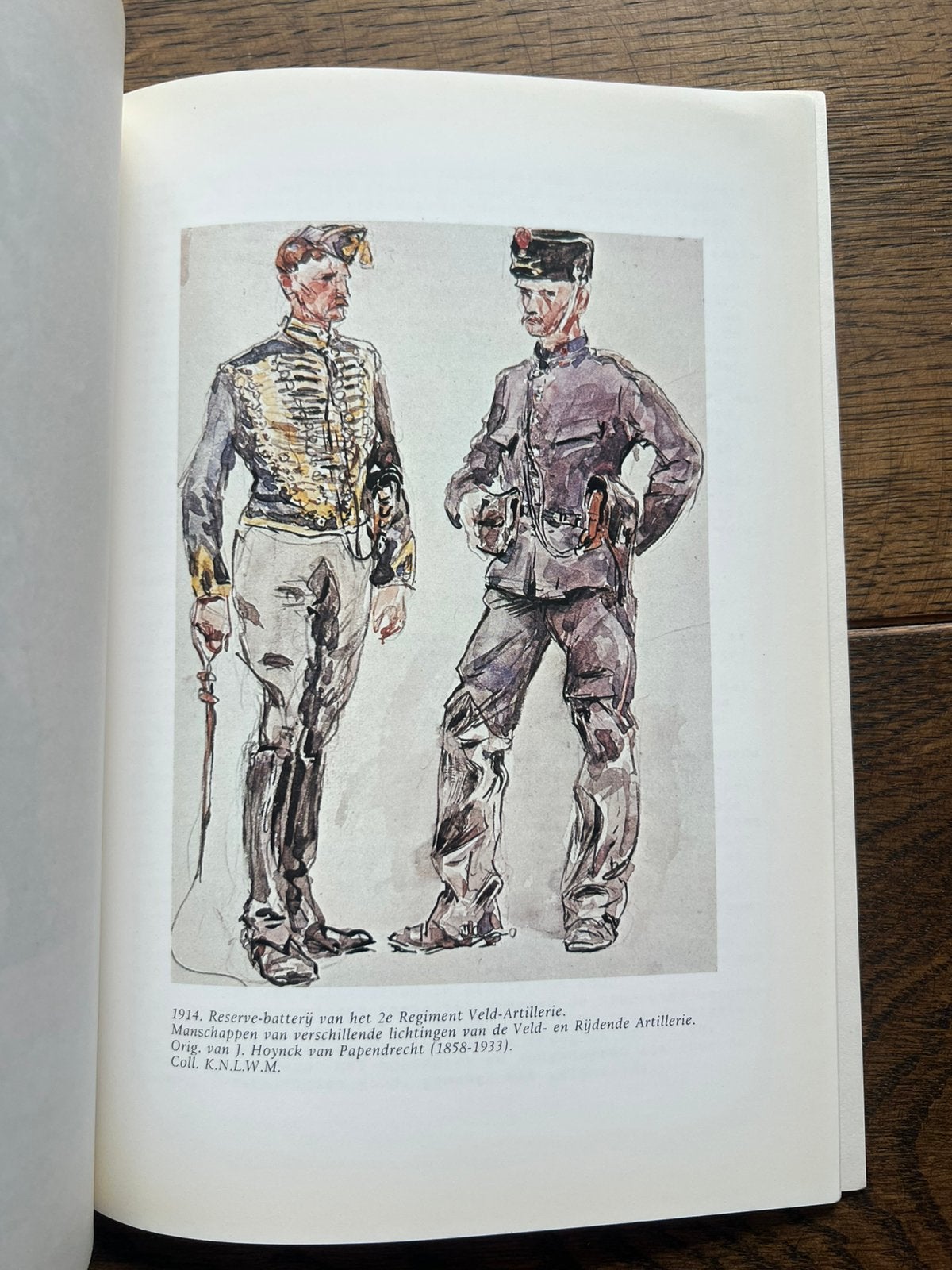 Naslagwerk oa artillerie uniform KRA blauwe periode etc, Verzamelen, Verzenden, Nederland, Boek of Tijdschrift