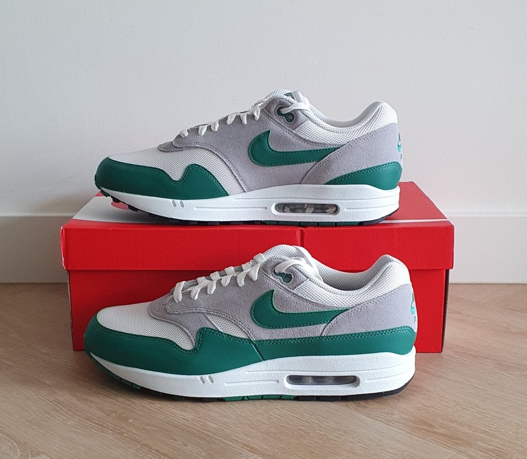 Nike Air Max 1 Essential Evergreen EU 46, Kleding | Heren, Schoenen, Overige kleuren, Verzenden, Nike, Nieuw