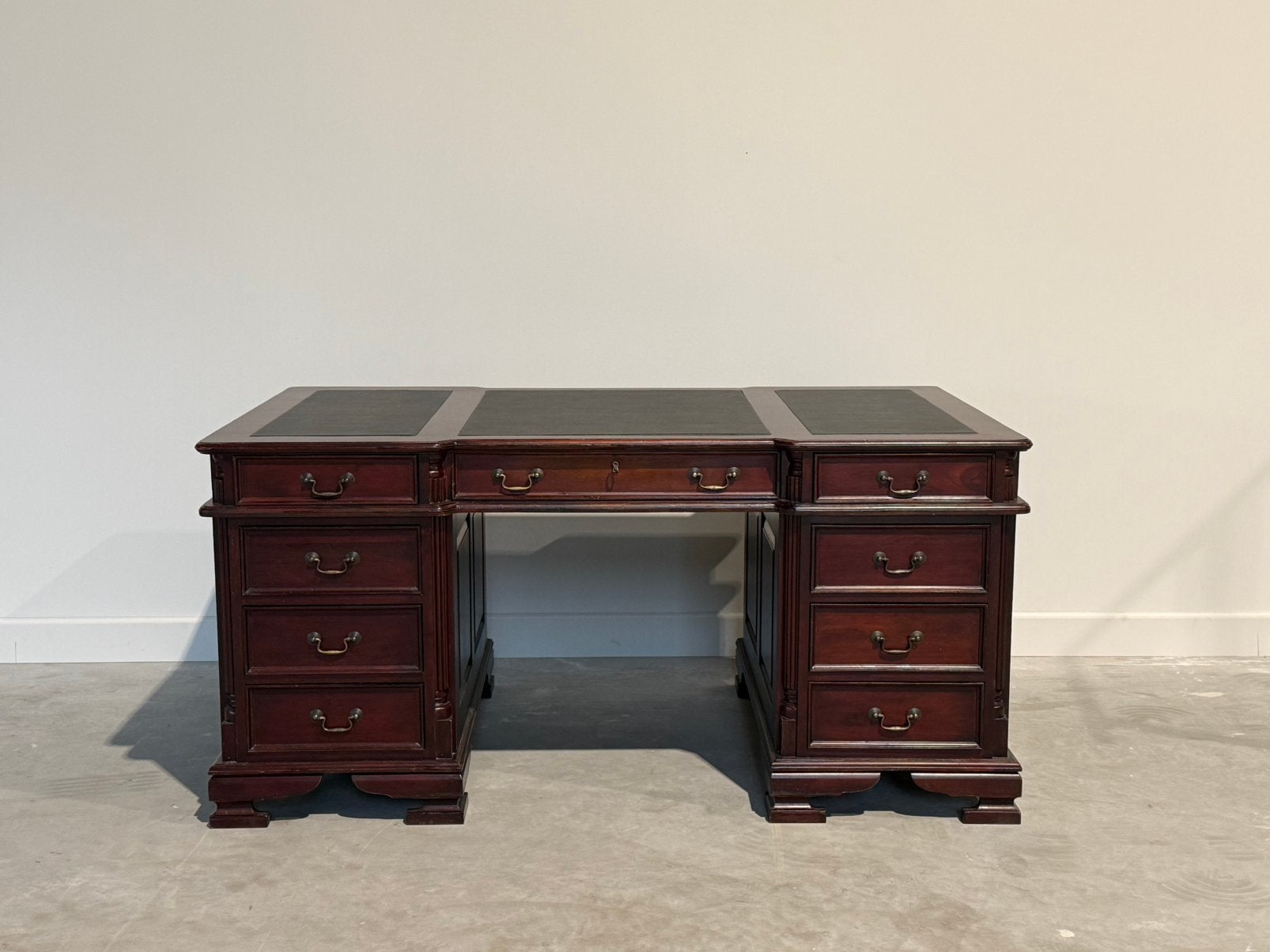 Klassiek Engels bureau #688, Huis en Inrichting, Overige typen, 63 cm, Hout, Bruin