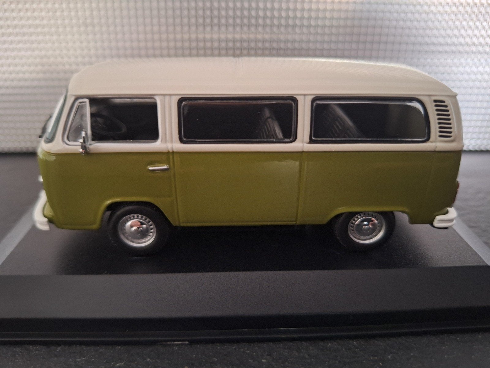 Volkswagen T2 Bus 1972 Groen  Schaal 1:43, Hobby en Vrije tijd, Modelauto's | 1:43, Overige merken, Nieuw, Ophalen of Verzenden