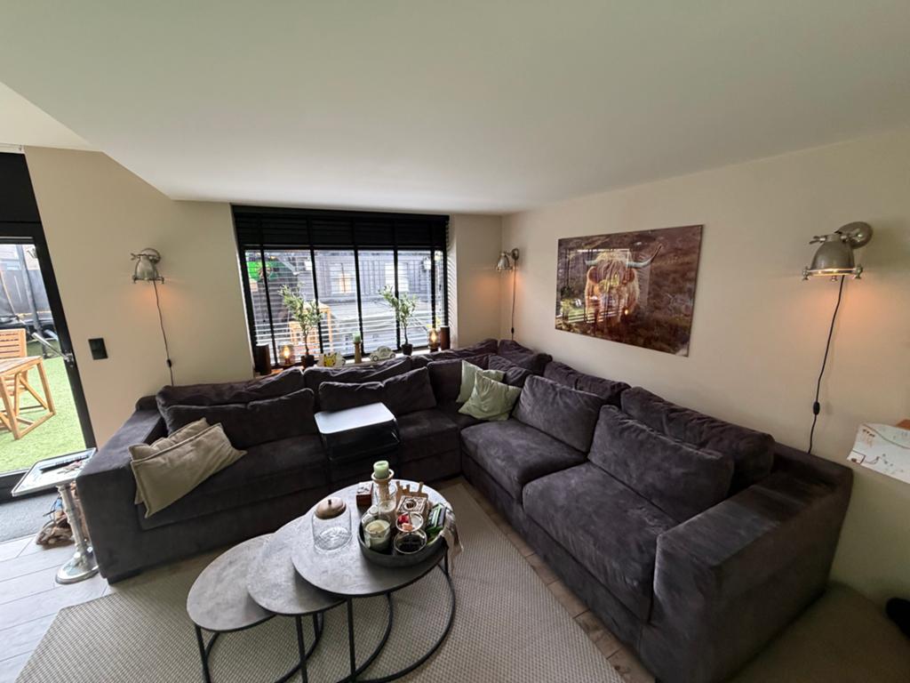 Complete inboedel: Hoekbank, eetkamerstoelen, salontafel, tv, Ophalen