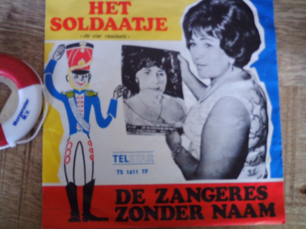 De Zangeres Zonder Naam - Het Soldaatje / kinderloos 27s, 7 inch, Ophalen of Verzenden, Zo goed als nieuw, Beschermende buitenhoes