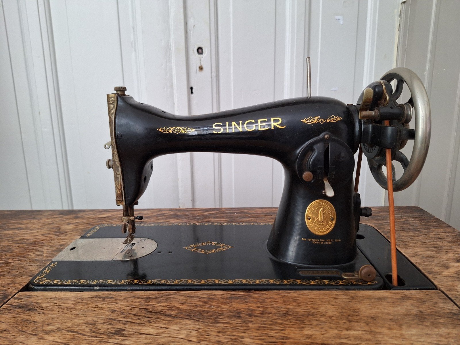 Antieke Singer Naaimachine 15K88 met houten tafel, Ophalen