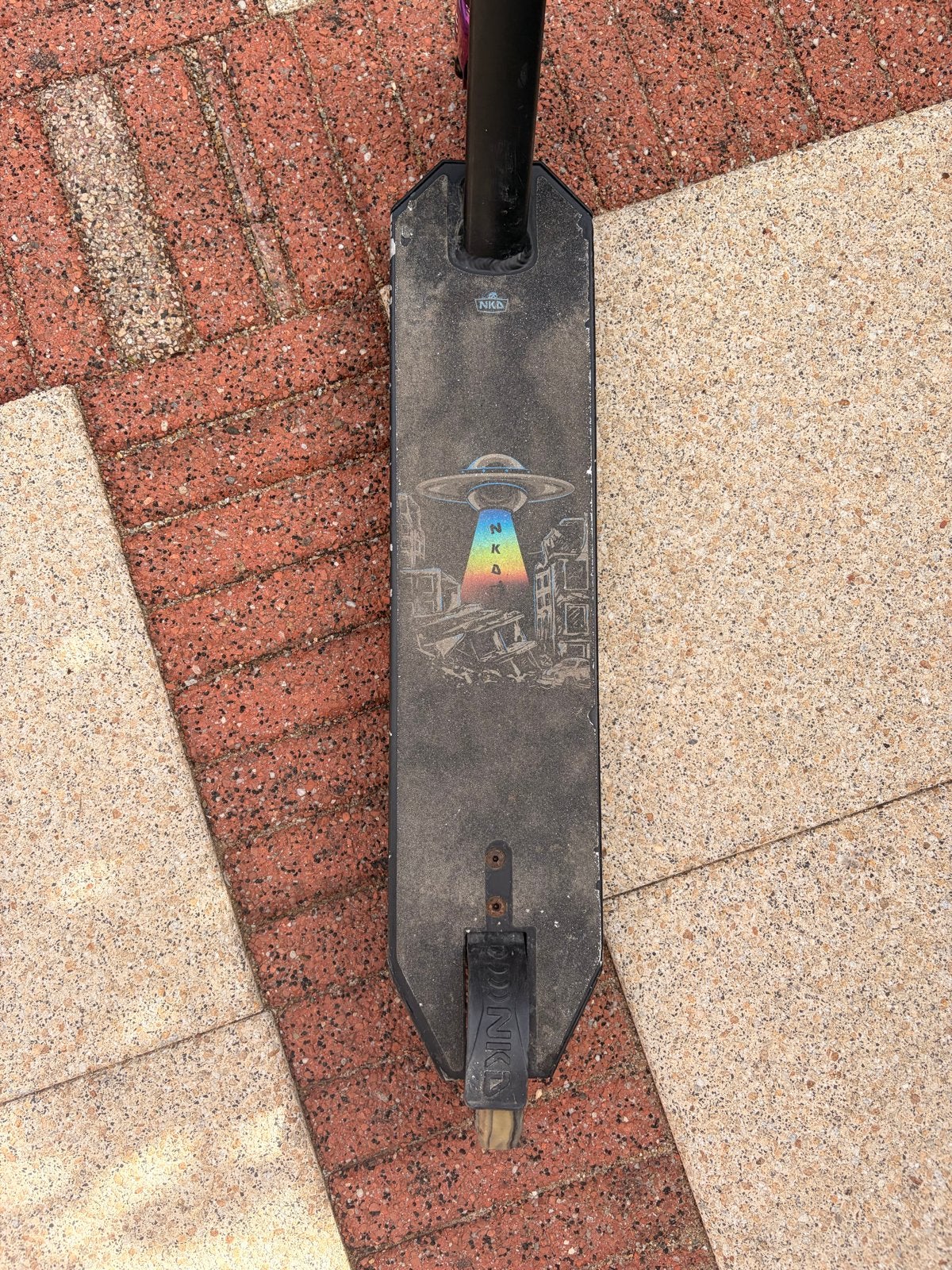 NKD Next Generation 2026 V2 Stuntstep Neochrome, Fietsen en Brommers, Steps, Zo goed als nieuw, Overige typen, Ophalen