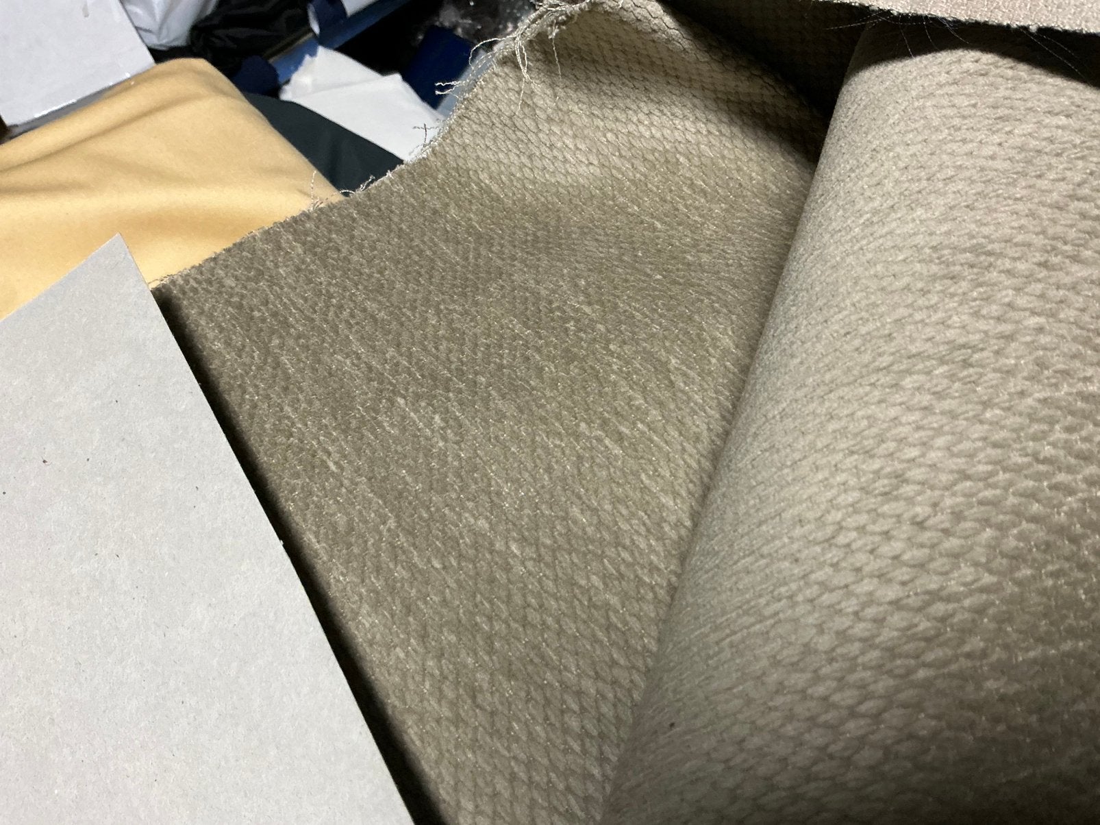 Meubelstof velours beige lap is 1 meter 80 bij 1 meter 25, Hobby en Vrije tijd, Stoffen en Lappen, Overige materialen, 120 cm of meer