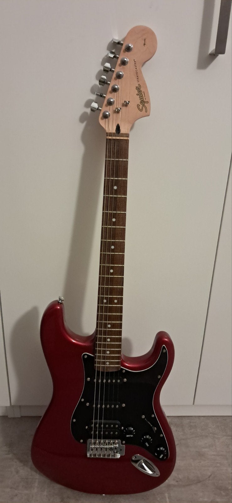 Squier Stratocaster by Fender - Red metallic, Muziek en Instrumenten, Ophalen of Verzenden, Zo goed als nieuw, Solid body, Fender