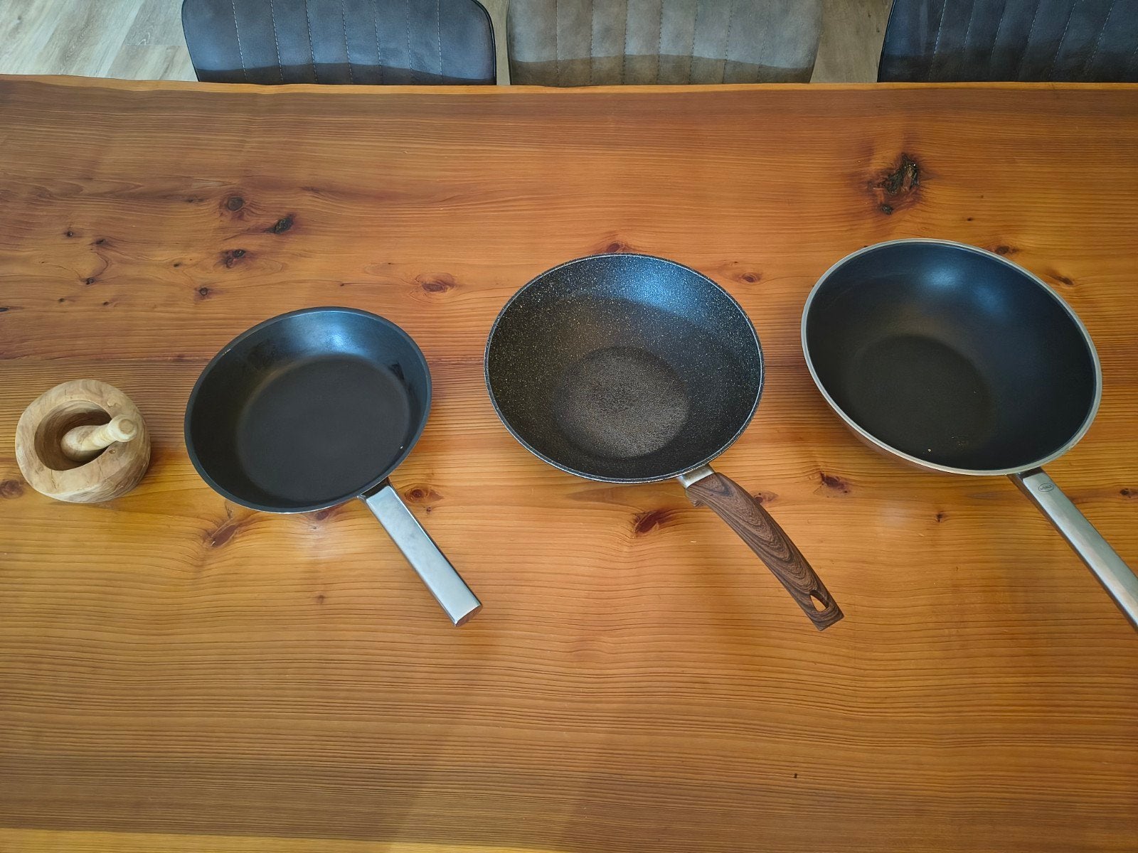 Gratis afhalen pannen en vijzel plus stamper, Ophalen, Zo goed als nieuw, Rvs, Pannenset